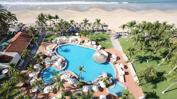 Piscine extérieure, parasols de plage, chaises longues