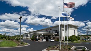 A Hampton Inn hotel with a clear sky and clouds.