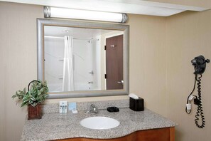 Articles de toilette (gratuits), séchoir à cheveux, serviettes fournies