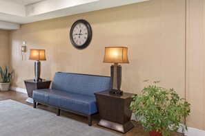 Lobby sitting area - Hampton Inn Asheboro (Asheboro)