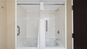 Un baño moderno con ducha envuelta en vidrio y bañera independiente.