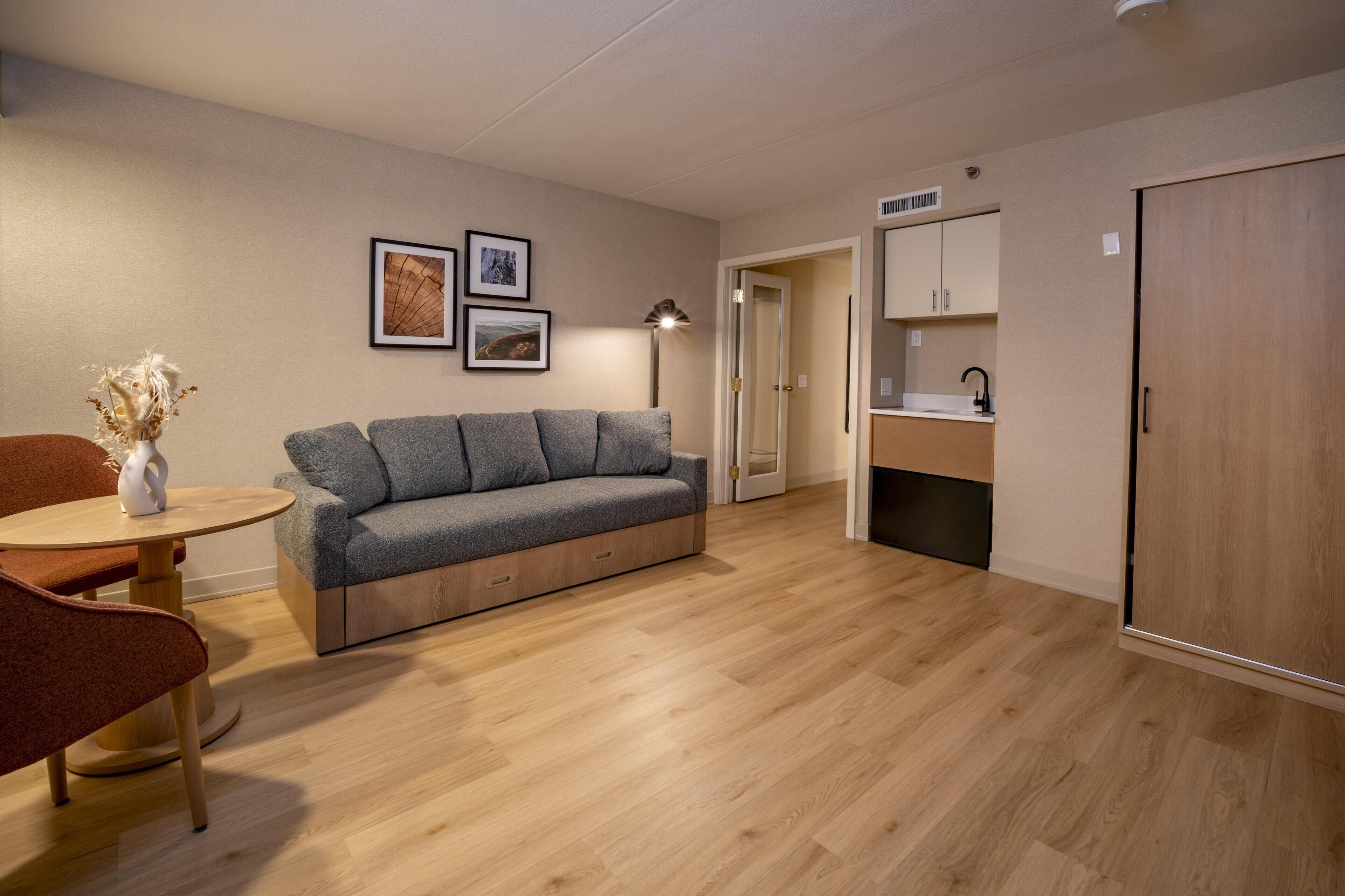 32-tums platt-tv med kabelkanaler, tv och en iPod-dockningsstation