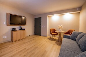 Flatskjerm-TV, iPod-dokkingstasjon, filmkjøp og MP3-dokkingstasjon