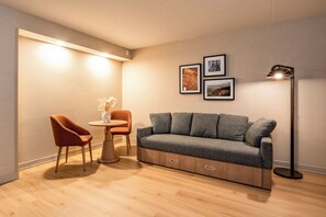 32-inch flat-screen TV with cable channels, TV, iPod dock - DoubleTree by Hilton Wilkes-Barre (Wilkes-Barre)