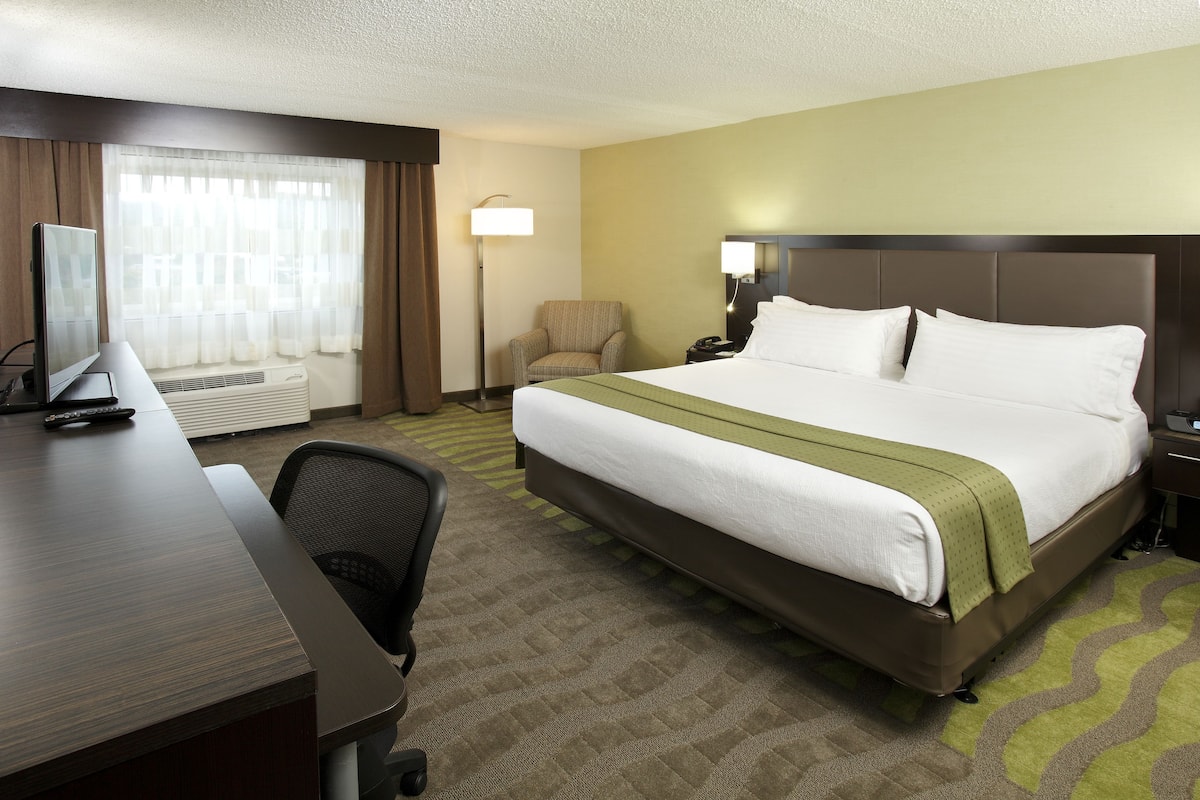 1 bedroom, Egyptian cotton sheets, premium bedding, down comforters