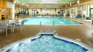 室内游泳池,09:00 至 21:00 开放,日光浴躺椅