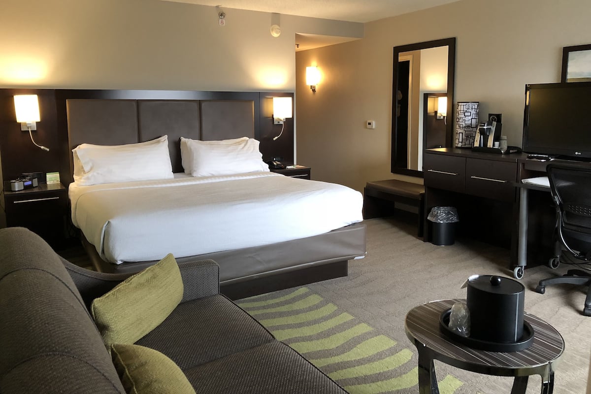 1 bedroom, Egyptian cotton sheets, premium bedding, down comforters