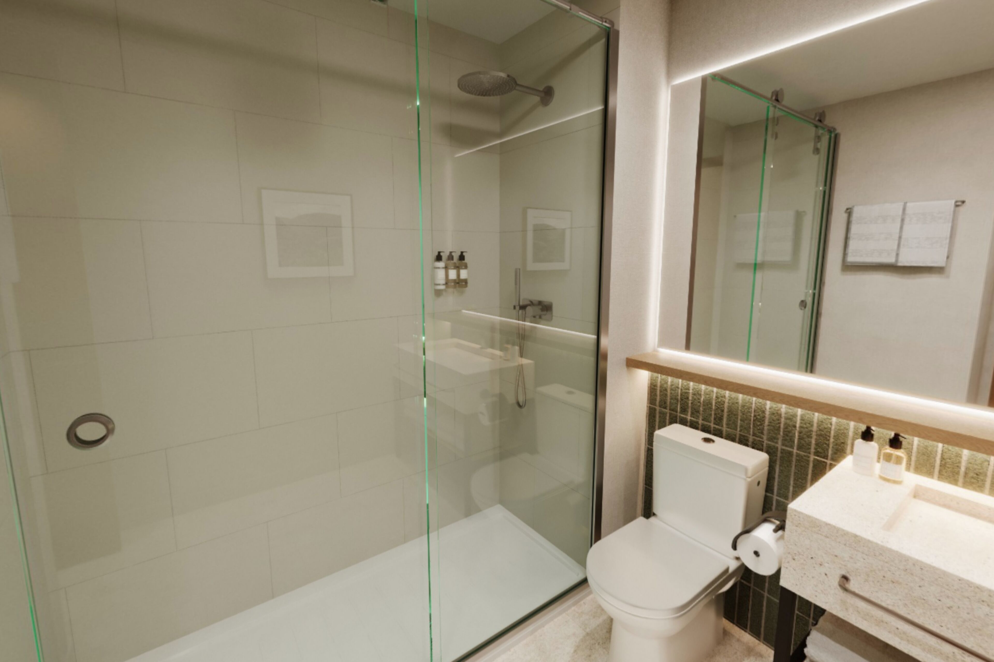 Et moderne badeværelse med brusekabine i glas, toilet og et spejl over håndvasken.