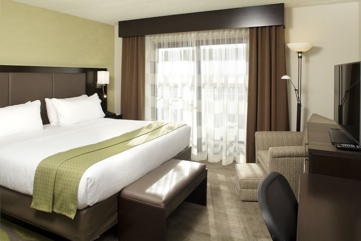 1 bedroom, Egyptian cotton sheets, premium bedding, down comforters