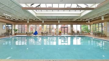 Kolam renang indoor, dengan kursi berjemur