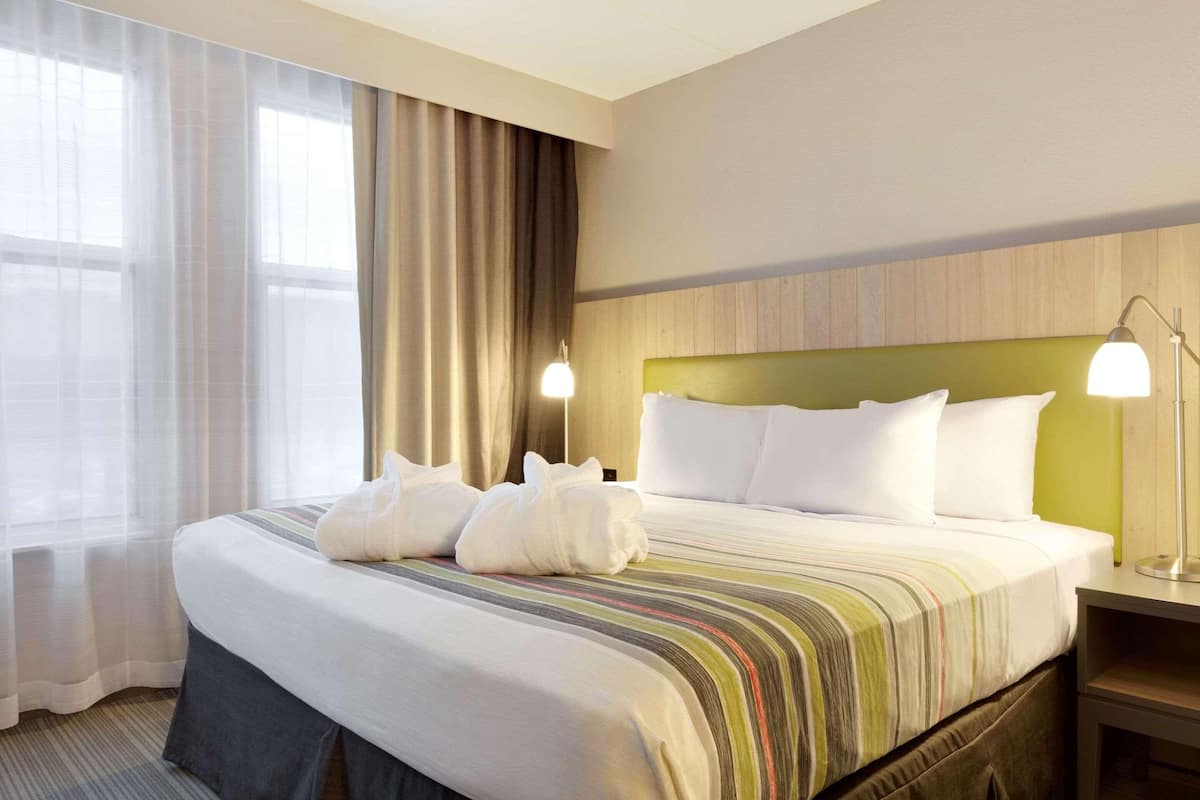 Room, 1 King Bed, Accessible, Non Smoking | 1 bedroom, premium bedding, in-room safe, desk