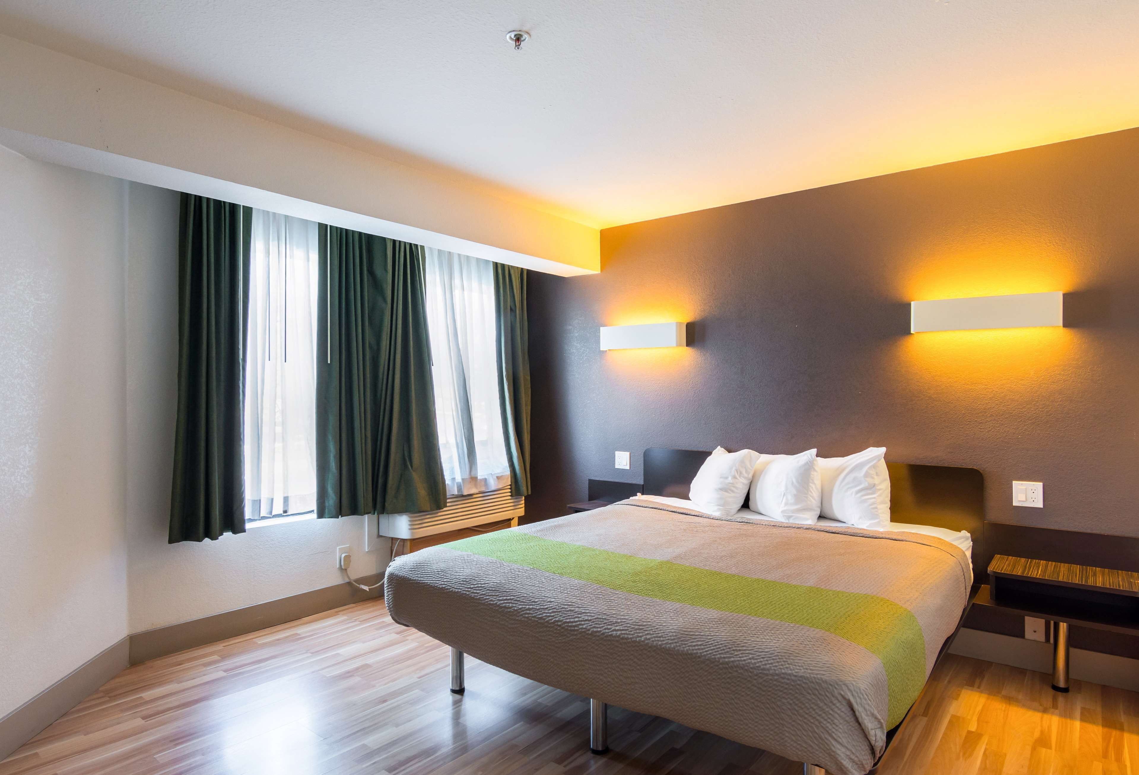 Desk, laptop workspace, iron/ironing board, free WiFi