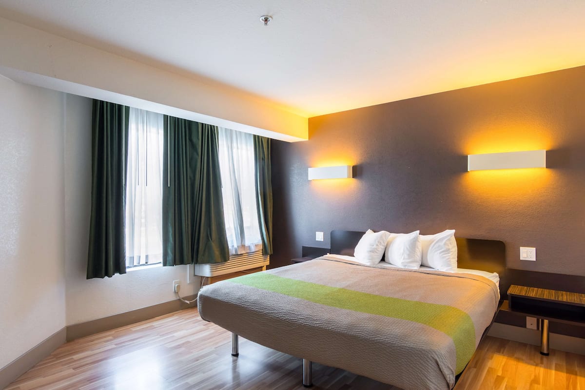 Desk, laptop workspace, iron/ironing board, free WiFi