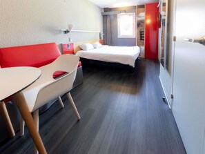 Desk, soundproofing, iron/ironing board, rollaway beds - ibis Vesoul (Vesoul)