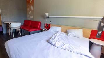 Standaard kamer, 1 tweepersoonsbed | Een bureau, geluiddichte muren, een strijkplank/strijkijzer