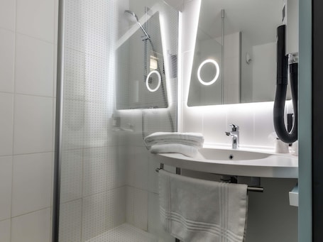 Desk, soundproofing, iron/ironing board, rollaway beds. ibis Vesoul