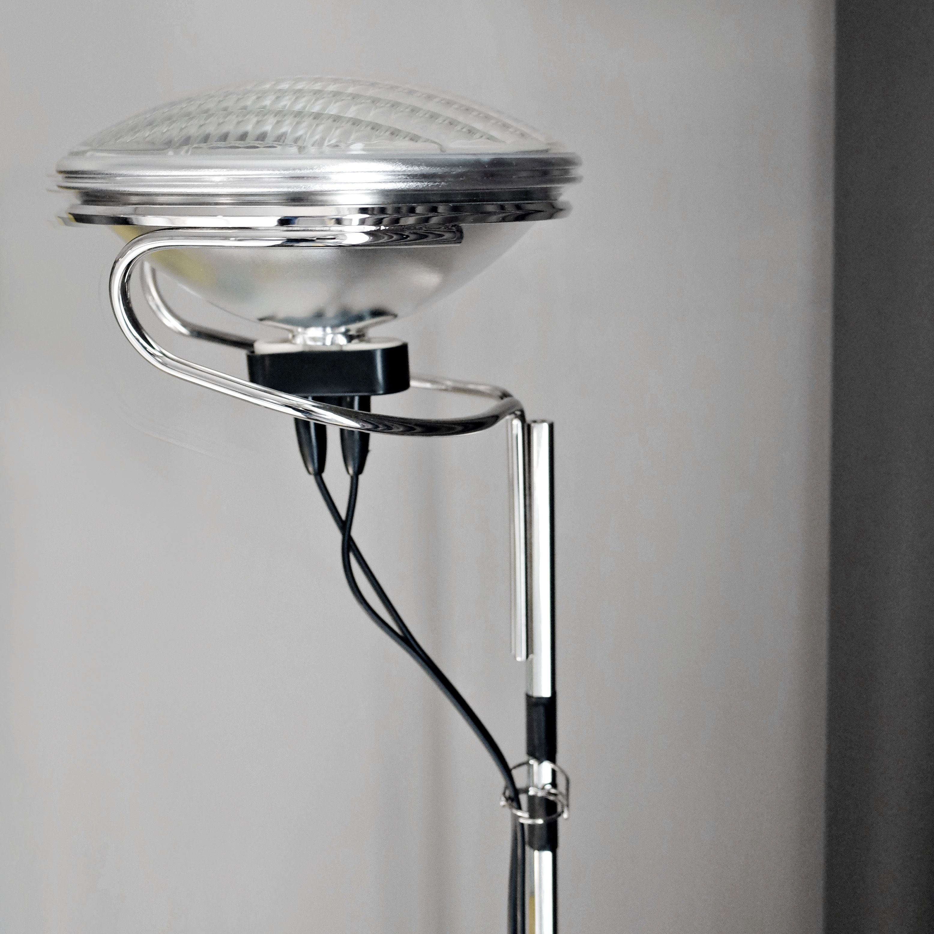 adjacent rooms, unconnected | room amenity