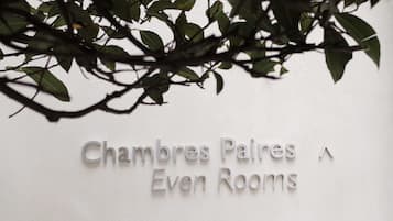 A wall with the text "Chambres Palais Even Rooms" indicating the name of the hotel or establishment.