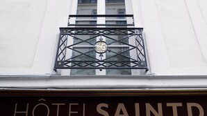 A hotel sign with the name "Hôtel Saint-D". - Hotel Saint Dominique (Paris)