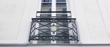 A hotel sign with the name "Hôtel Saint-D".