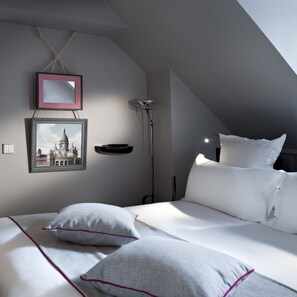 Premium bedding, pillowtop beds, free minibar, in-room safe - Hotel Saint Dominique (Paris)