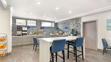 فطور أوروبي مجانًا يوميًا