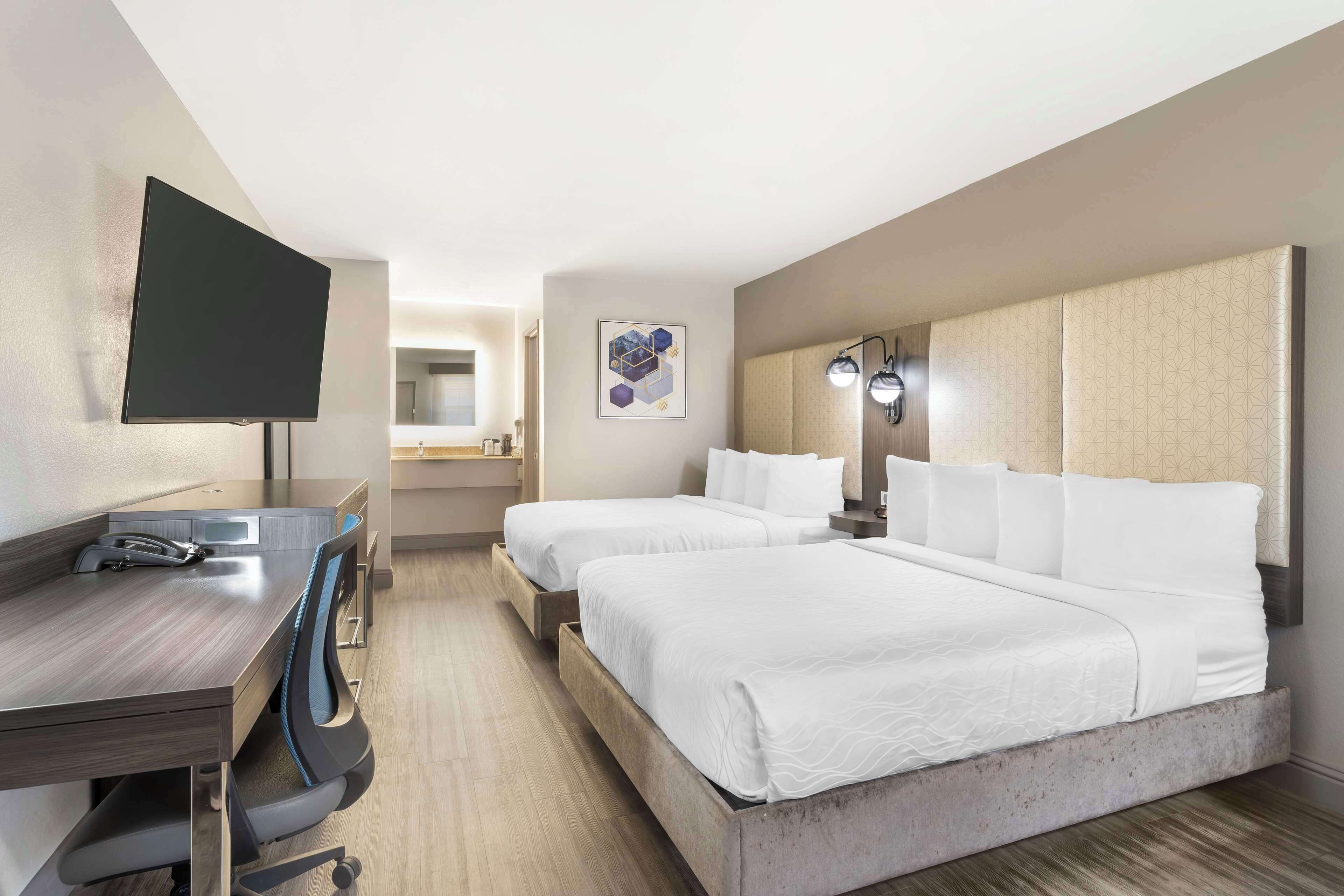 標準客房, 2 張加大雙人床,  非吸煙房 | 客房內保險箱、書桌、筆電工作空間、隔音