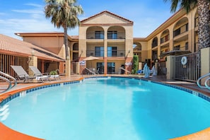 Outdoor pool, pool loungers