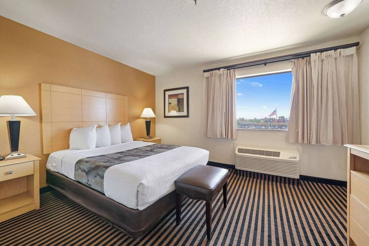 Premium bedding, in-room safe, laptop workspace, blackout drapes