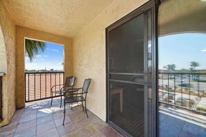 Suite, 1 queensize bed, niet-roken, balkon | 1 slaapkamer, luxe beddengoed, een kluis op de kamer, een laptopwerkplek