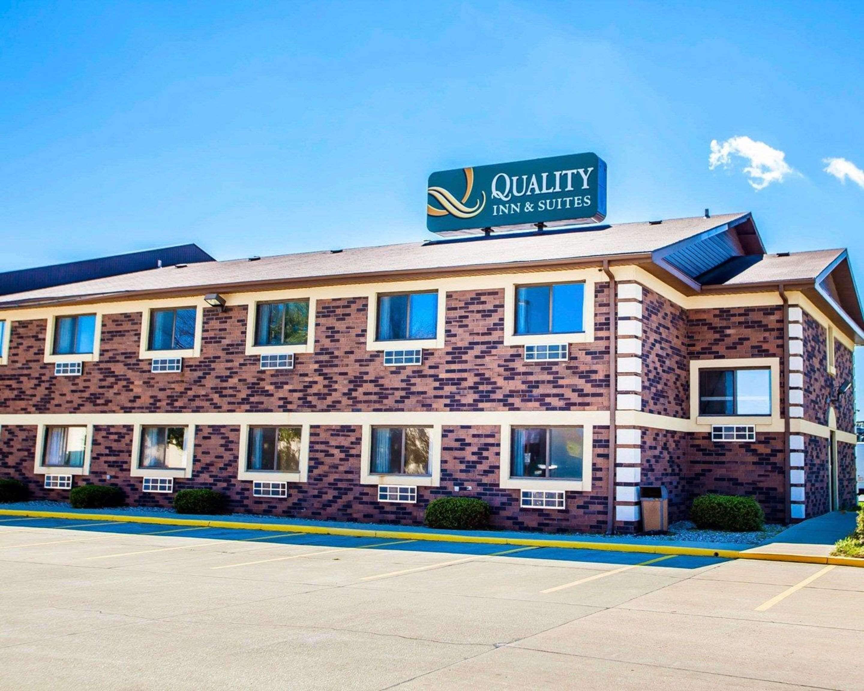A multi-story hotel with a sign reading "Quality Inn & Suites."