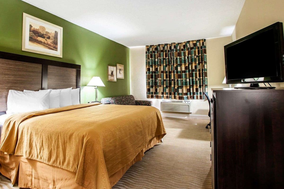 Suite, Non Smoking | Iron/ironing board, rollaway beds, free WiFi, bed sheets