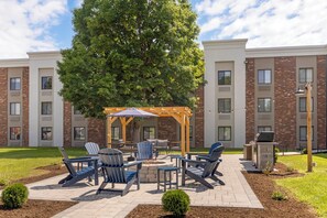 A courtyard with outdoor seating, a pergola, and a barbecue area. - Holiday Inn Express Plattsburgh by IHG (Plattsburgh)