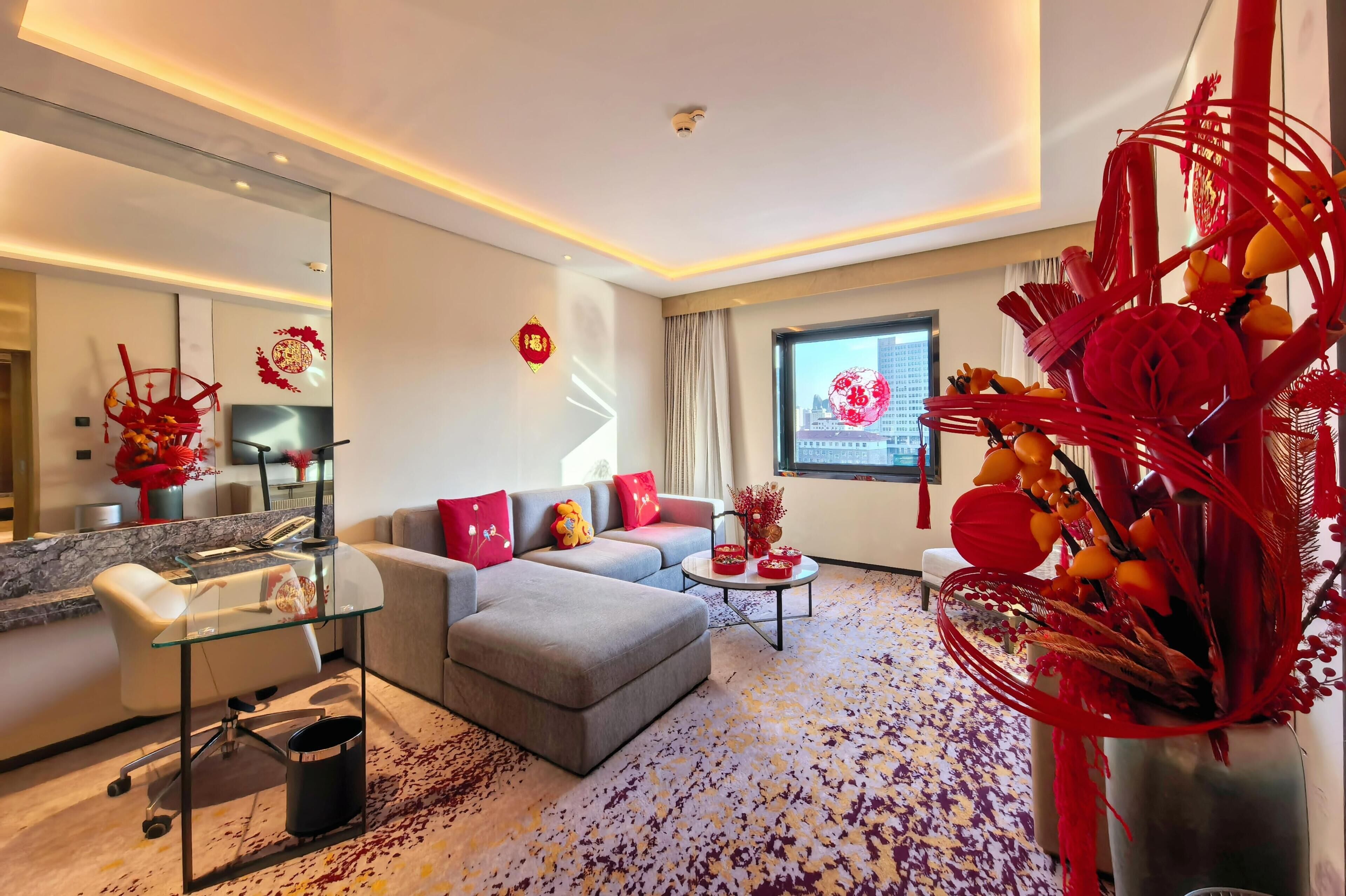 1 多间卧室、防过敏的被褥、客房内保险箱、办公桌