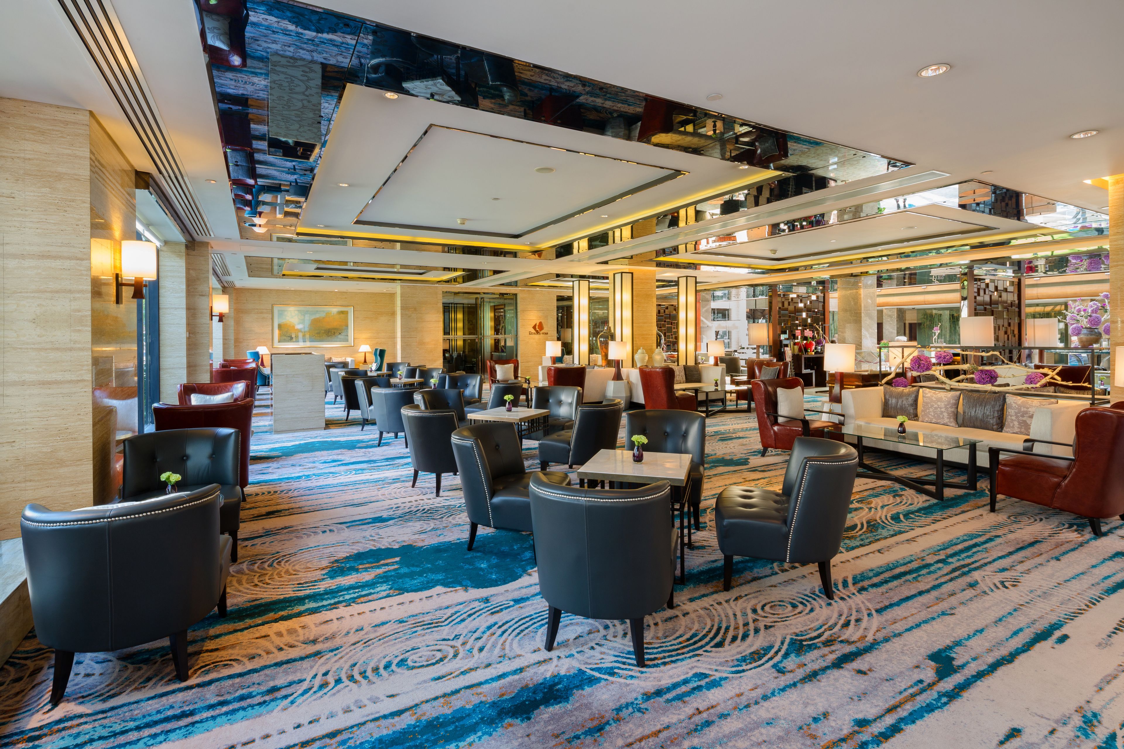 Daily buffet breakfast (CNY 308 per person)