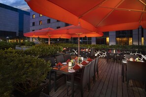 7 restaurantes; se sirven desayunos, almuerzos, cenas y cocina alemana 