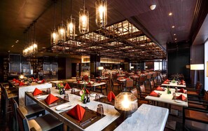 7 restaurantes; se sirve desayuno, almuerzo y cena; cocina alemana