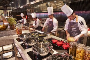 7 restaurantes; se sirven desayunos, comidas, cenas y brunch