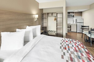 Escritorio, tabla de planchar con plancha, wifi gratis y ropa de cama 