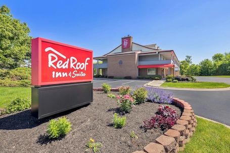 Exterior. Red Roof Inn & Suites Marysville