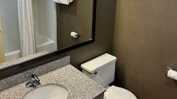 Articles de toilette (gratuits), séchoir à cheveux, serviettes fournies