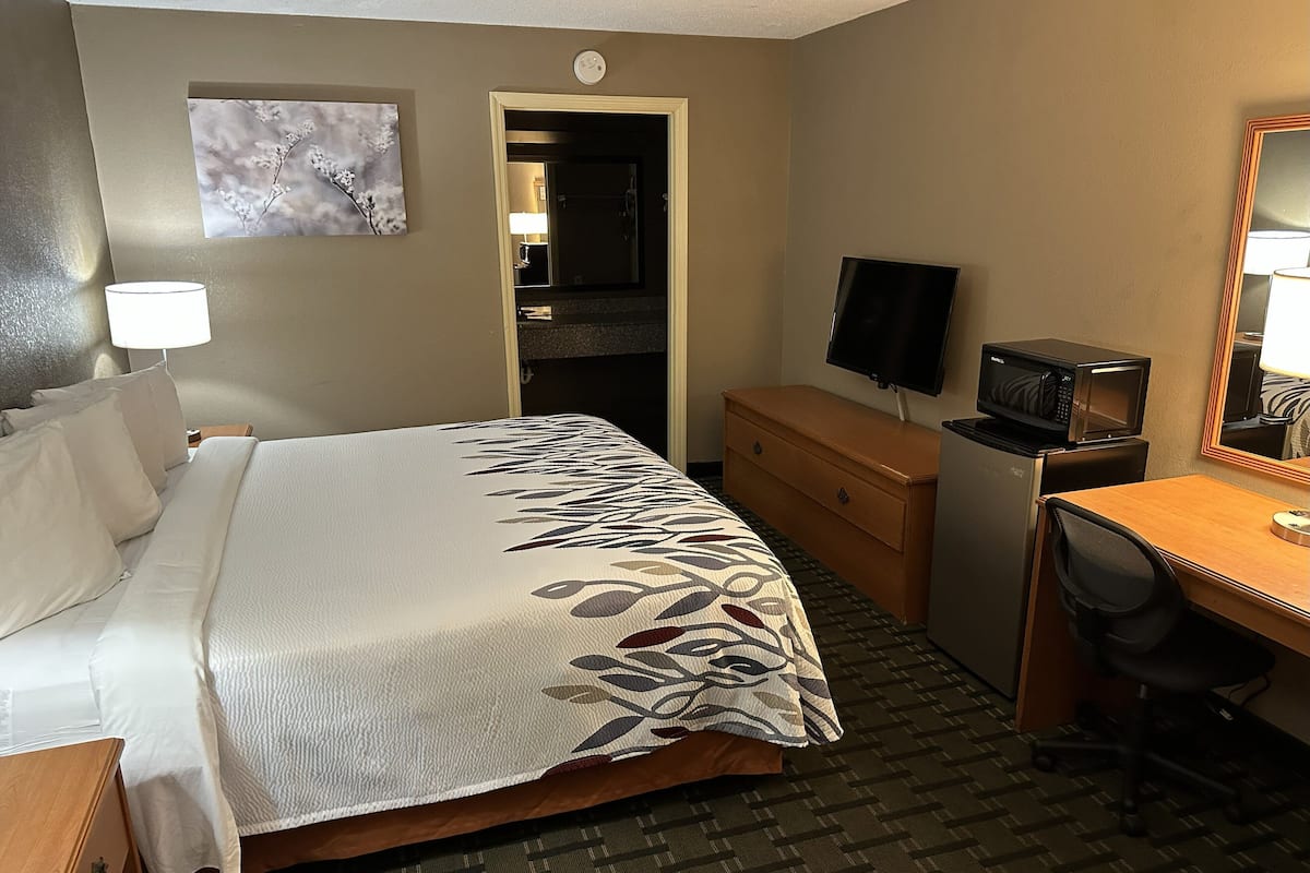 Escritorio, tabla de planchar con plancha, wifi gratis y ropa de cama