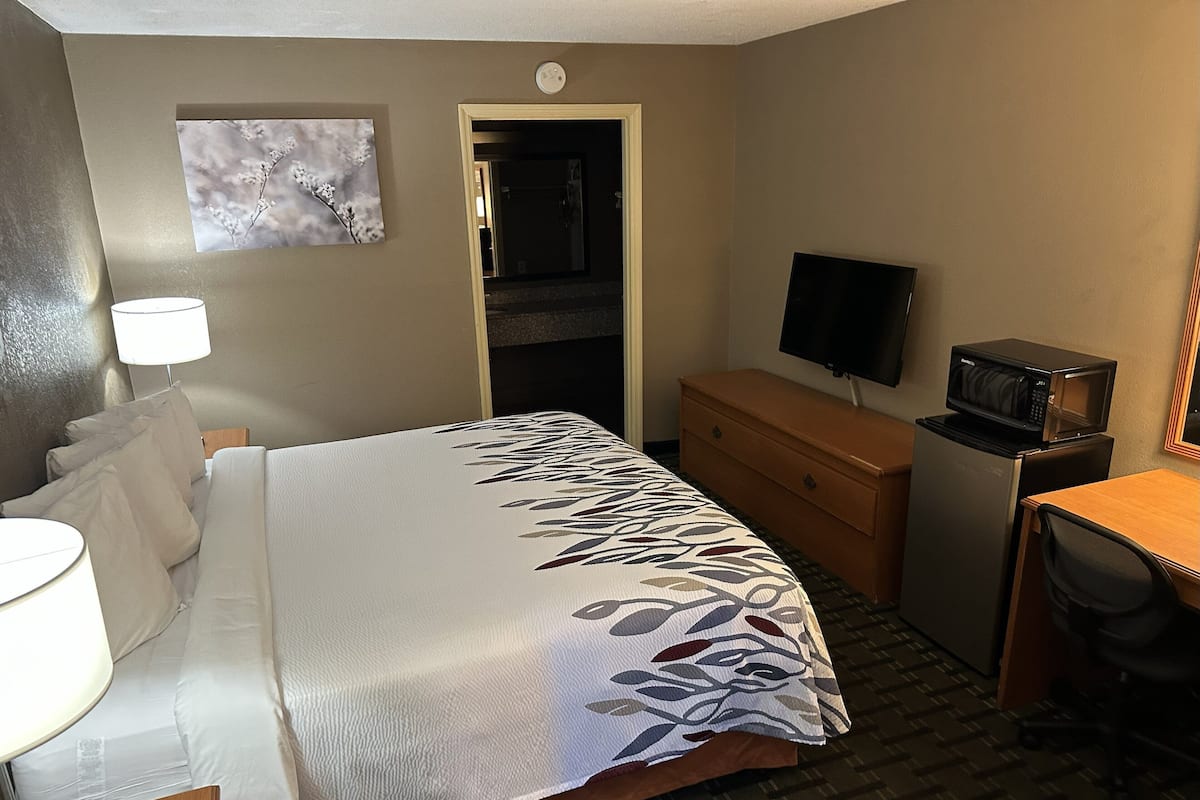 Työpöytä, silitysrauta/-lauta, ilmainen Wi-Fi, vuodevaatteet