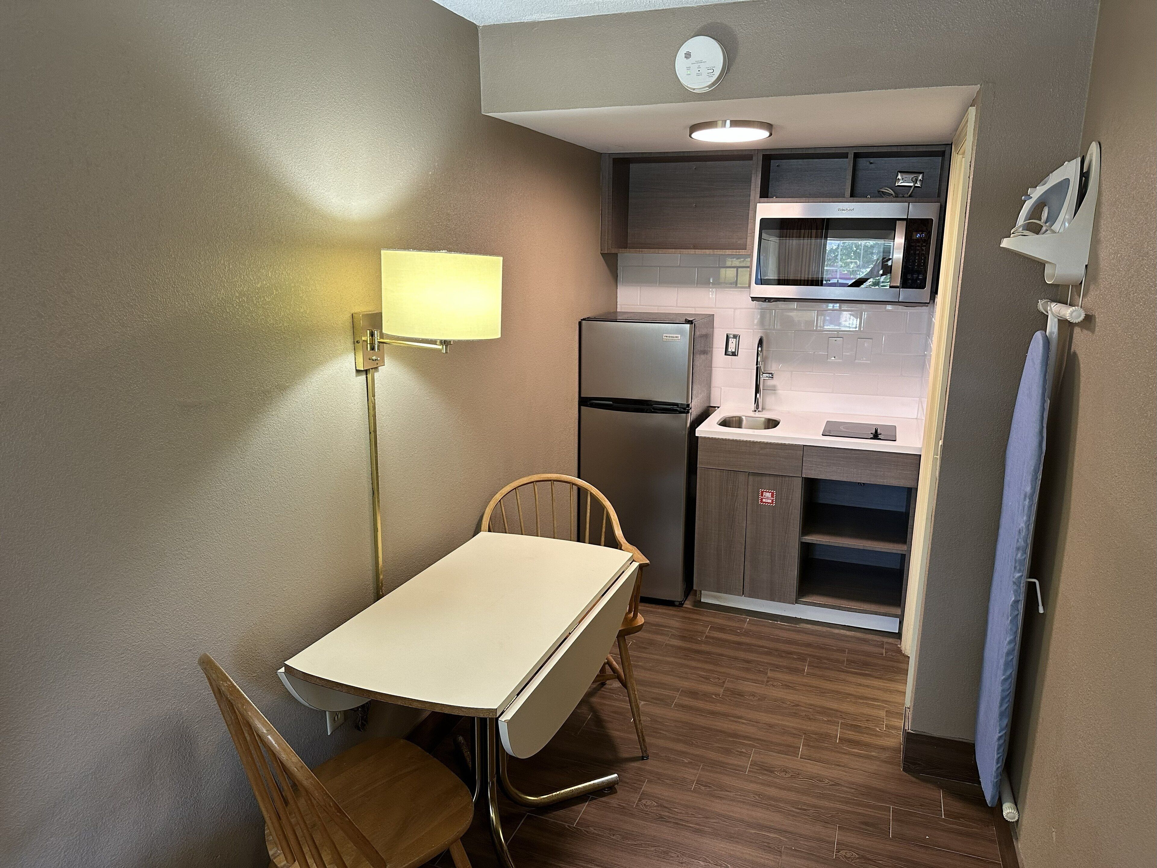 デスク、アイロン / アイロン台、ベビーベッド (無料)、WiFi (無料)