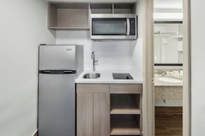 Desk, iron/ironing board, free WiFi, bed sheets - Red Roof Inn & Suites Marysville (Marysville)