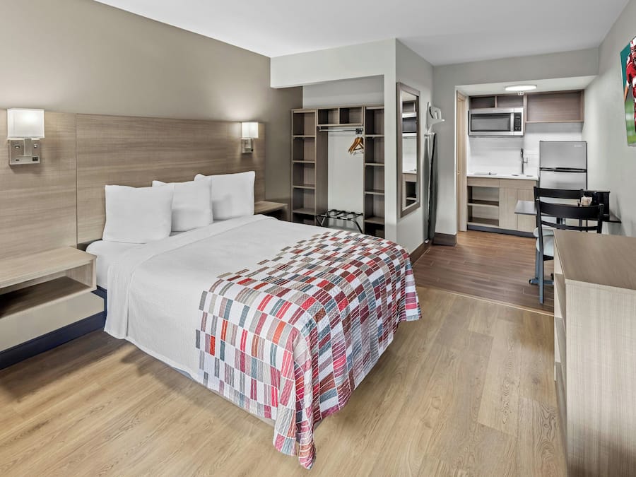 Escritorio, tabla de planchar con plancha, wifi gratis y ropa de cama