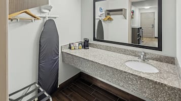 Suíte, 1 cama de casal, para não fumantes, cozinha | Banheiro | Produtos de toalete grátis, secador de cabelo, toalhas de banho