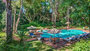2 outdoor pools