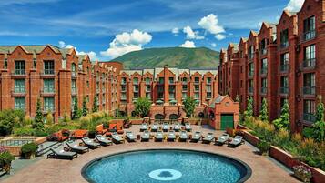 Piscine extérieure, chaises longues