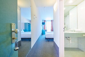 單人房 (Room Selected at Check-In) | 迷你吧、房內夾萬、書桌、遮光窗簾/窗簾